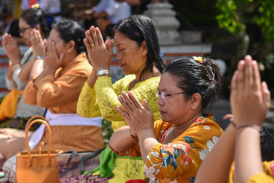 Sejumlah umat Hindu mengikuti persembahyangan saat Hari Raya Kuningan di Pura Raksa Buana, Medan, Sumatera Utara, Sabtu (12/8/2023). Hari Raya Kuningan merupakan rangkaian Hari Raya Galungan untuk memohon kemakmuran, perlindungan, keselamatan dan juga mem