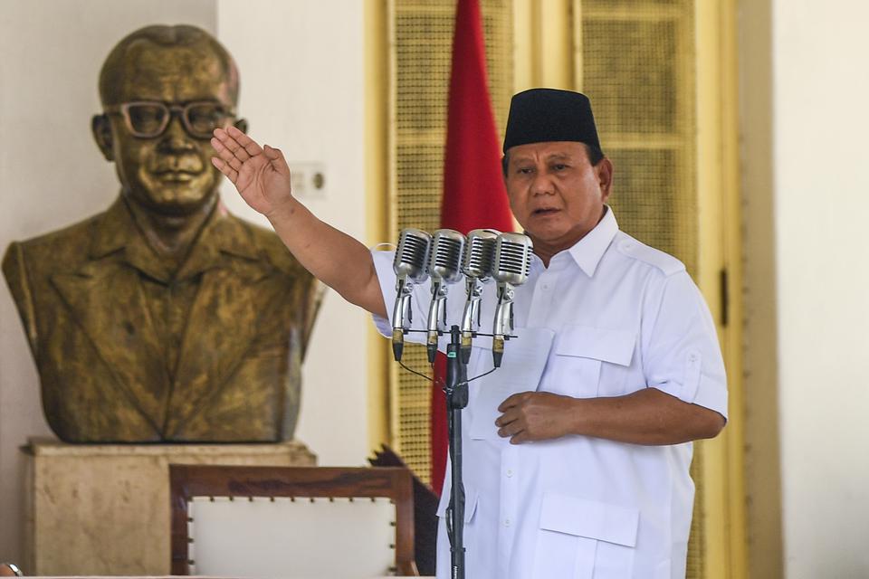 Ketua Umum Partai Gerindra Prabowo Subianto memberikan pidato saat deklarasi dukungan di Museum Perumusan Naskah Proklamasi, Jakarta, Minggu (13/8/2023). Partai Golkar dan PAN resmi berkoalisi dengan Partai Gerindra dan Partai PKB untuk mendukung Ketua Um