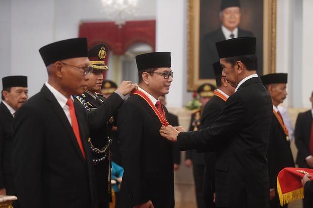 Presiden Joko Widodo (kanan) menganugerahkan Tanda Kehormatan kepada mantan Menparekraf Wishnutama Kusubandio di Istana Negara, Jakarta, Senin (14/8/2023). Presiden Joko Widodo menganugerahkan Tanda Kehormatan dari pemerintah kepada 18 orang penerima yang