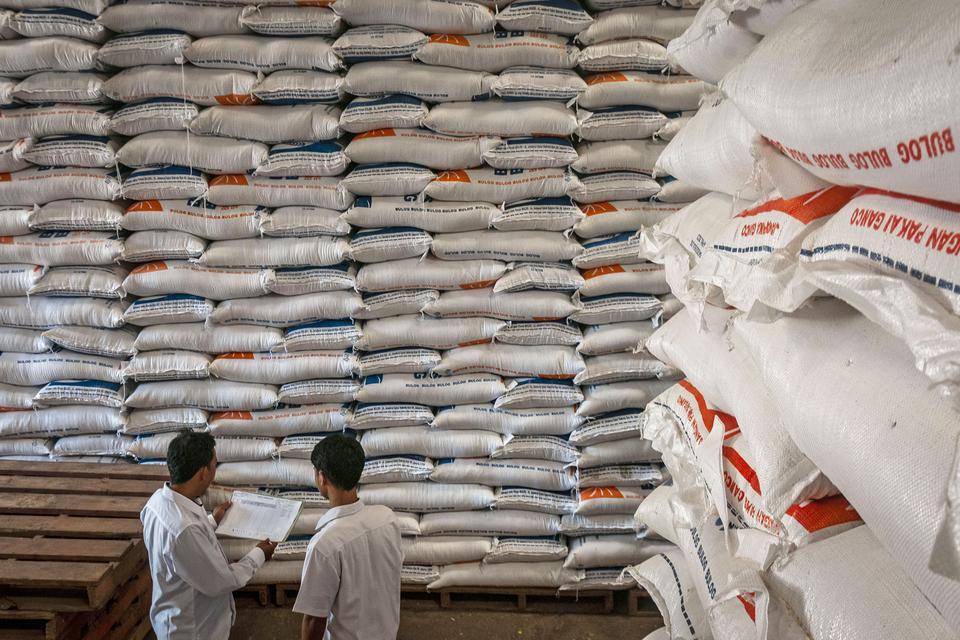 Petugas mencatat jumlah stok beras di gudang Perum Bulog Lebak-Pandeglang, Banten, Senin (14/8/2023). Perum Bulog mencatat per 10 Agustus 2023 telah menyerap gabah dari petani mencapai 780 ribu ton dan akan terus melakukan penyerapan sebagai upaya mitigas