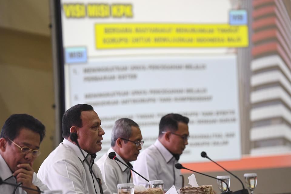 Ketua KPK Firli Bahuri (kedua kiri) didampingi Wakil Ketua KPK Alexander Marwata (kedua kanan), Johanis Tanak (kiri), dan Kepala Bagian Pemberitaan KPK Ali Fikri (kanan) memberikan keterangan saat konferensi pers Kinerja KPK semester 1 tahun 2023 di Gedun