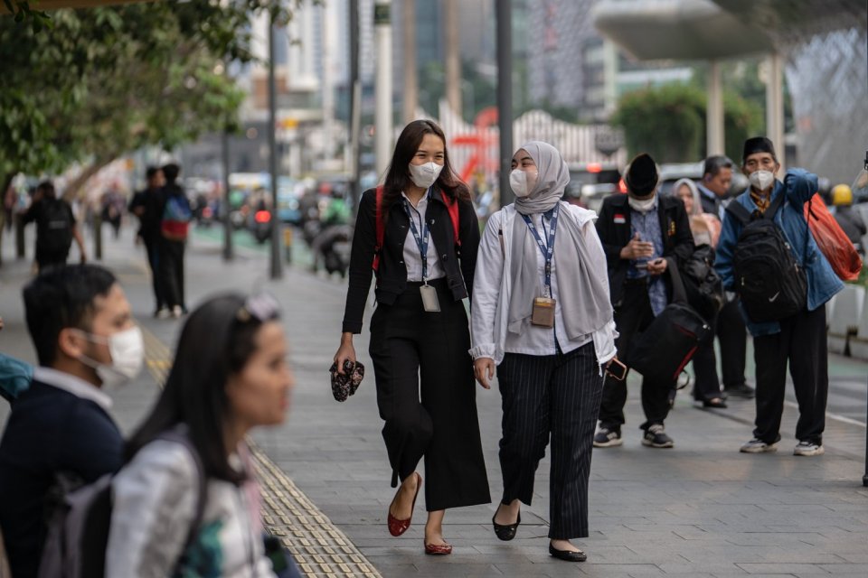 Warga beraktivitas di luar ruangan di sekitar Jalan MH Thamrin, Jakarta Pusat, Senin (14/8). Sebagian besar warga terlihat mengenakan masker. Seminggu terakhir ini polusi udara di Jabodetabek menjadi sorotan masyarakat. Kualitas udara di Jakarta masuk kat