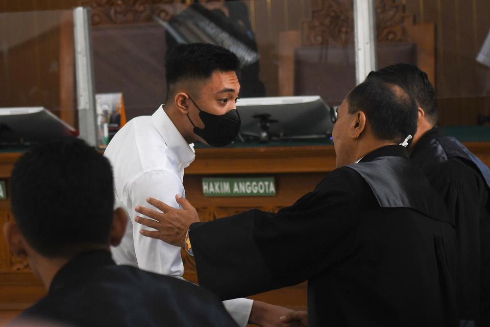 Terdakwa kasus penganiayaan atas Cristalino David Ozora, Mario Dandy Satriyo (kiri) berdiskusi dengan kuasa hukumnya sebelum menjalani sidang di Pengadilan Negeri Jakarta Selatan, Jakarta, Selasa (15/8/2023). Sidang yang dipimpin oleh hakim Alimin Ribut S