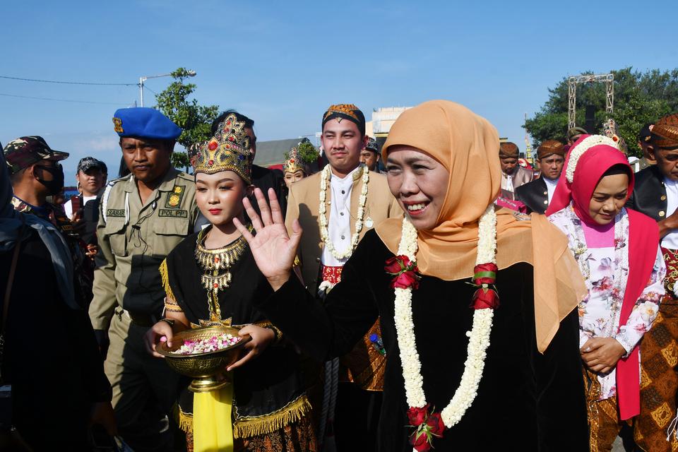 Gubernur Jawa Timur Khofifah Indar Parawansa (kedua kanan) menyapa warga saat mengikuti Kirab Budaya Grebeg Tutup Suro di Sumoroto, Kauman, Ponorogo, Jawa Timur, Selasa (15/8/2023). Kirab budaya yang diikuti ribuan peserta terdiri para pejabat daerah, BUM