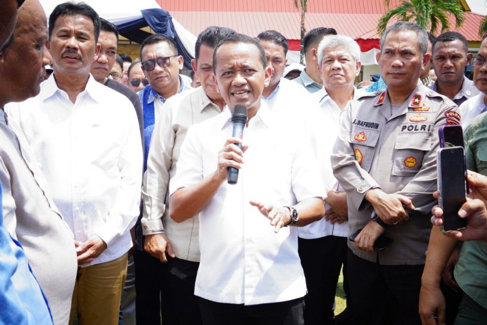 Menteri Investasi Bahlil Lahadalia saat melakukan dialog saat mengunjungi Kawasan Rempang, Batam, Kepulauan Riau, Minggu (13/8)