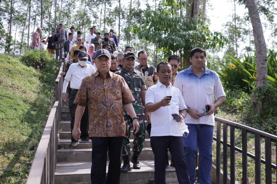 Menteri Investasi Bahlil Lahadalia bersama pendiri Agung Sedayu Group, Sugianto Kusuma, berkunjung ke Ibu Kota Nusantara, Jumat (11/8).
