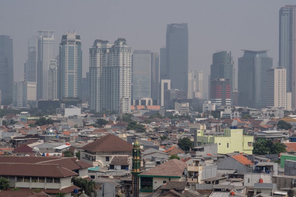 Lanskap gedung perkotaan diselimuti kabut polusi udara di Jakarta, Selasa (15/8). 