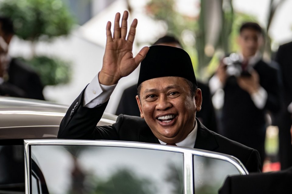 Ketua MPR Bambang Soesatyo melambaikan tangan saat meninggalkan lokasi Sidang Tahunan MPR dan Sidang Bersama DPR - DPD Tahun 2023 di Gedung Nusantara, Kompleks Parlemen, Senayan, Jakarta, Rabu (16/8).