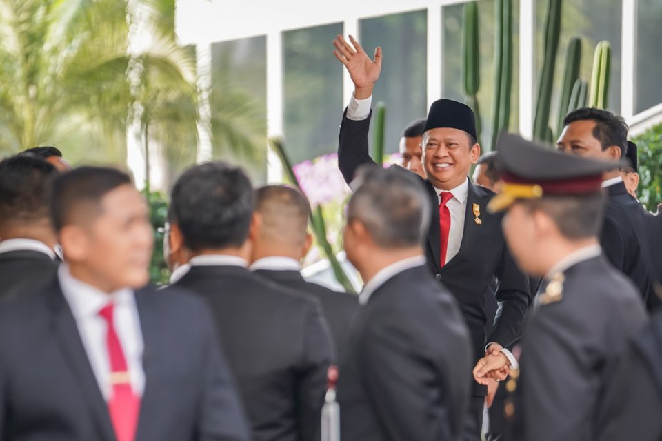Ketua MPR Bambang Soesatyo melambaikan tangan saat tiba di lokasi Sidang Tahunan MPR dan Sidang Bersama DPR - DPD Tahun 2023 di Gedung Nusantara, Kompleks Parlemen, Senayan, Jakarta, Rabu (16/8).