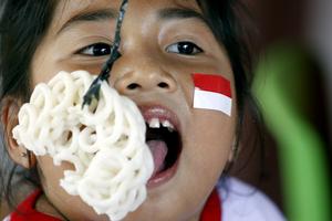 Lomba makan kerupuk di Depok