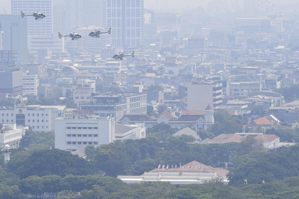 Helikopter jenis EC120B Colibri milik TNI AU bermanuver di atas Istana Merdeka saat Upacara Peringatan Detik-Detik Proklamasi di Jakarta, Kamis (17/8/2023). HUT ke-78 RI mengusung tema Terus Melaju Untuk Indonesia Maju.
