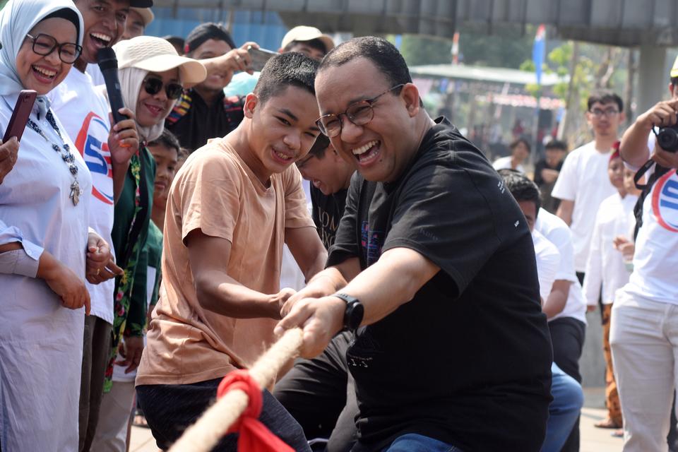 Bakal calon presiden dari Koalisi Perubahan Anies Baswedan (kanan) saat mengikuti lomba tarik tambang di Waduk Lebak Bulus, Cilandak, Jakarta Selatan, Kamis (17/8/2023). 
