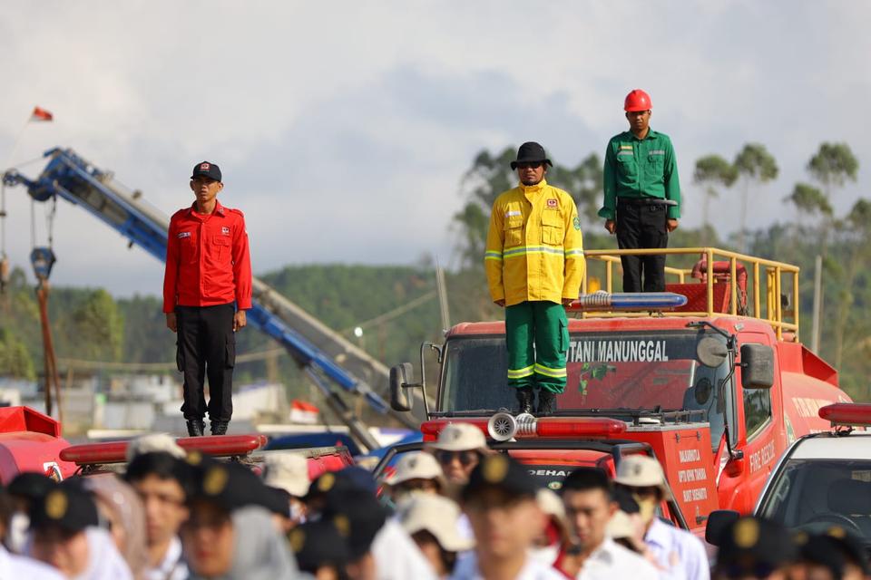 Pekerja mengikuti Upacara Peringatan HUT ke-78 Kemerdekaan RI di Sumbu Kebangsaan IKN, Penajam Paser Utara, Kalimantan Timur, Kamis (17/8/2023). 