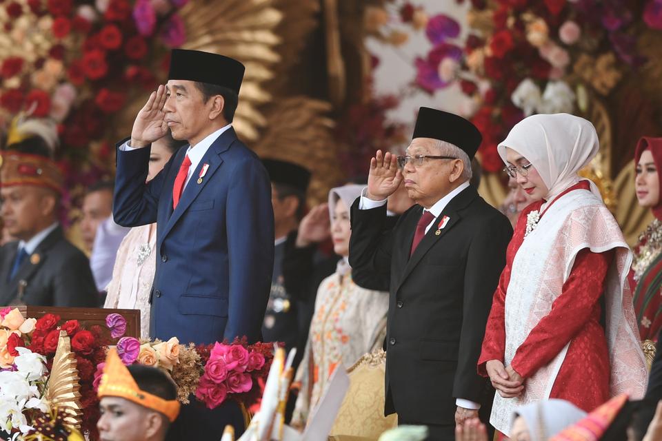 Presiden Joko Widodo (kiri) dan Wakil Presiden Ma'ruf Amin (kedua kanan) memberikan hormat saat upacara Penurunan Bendera HUT Kemerdekaan ke-78 Republik Indonesia di Istana Merdeka,Jakarta, Kamis (17/8/2023). HUT ke-78 RI mengusung tema Terus Melaju Untu