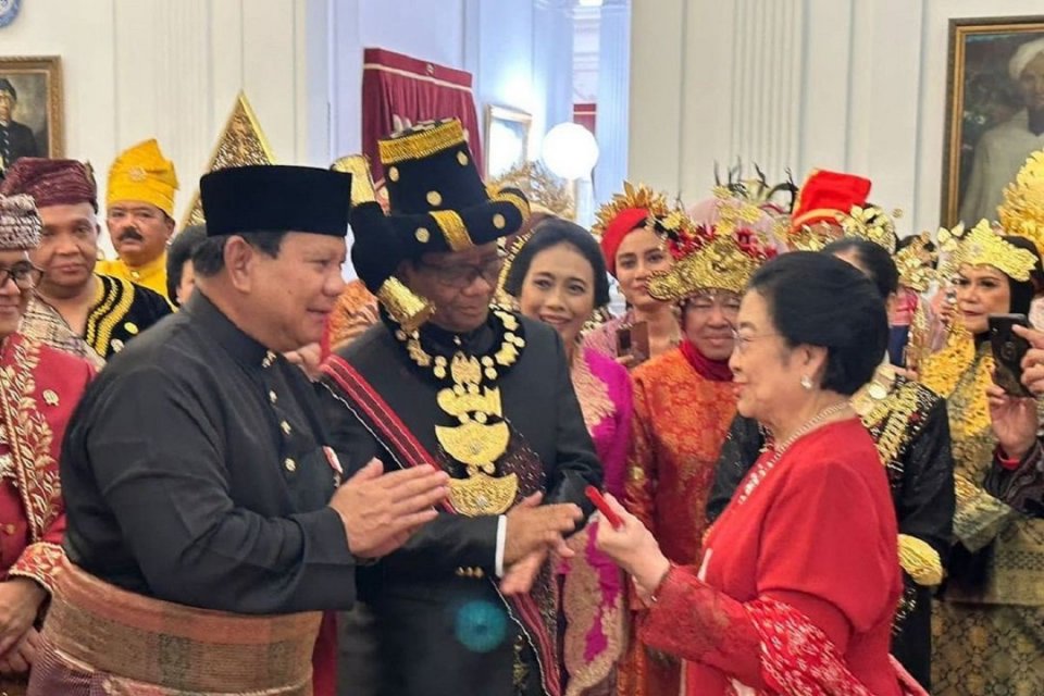 Menteri Pertahanan Prabowo Subianto saat bercengkerama dengan Presiden Ke-5 RI Megawati Soekarnoputri di Istana Merdeka, Jakarta, Kamis (17/8). Foto: Instagram/Prabowo Subianto.