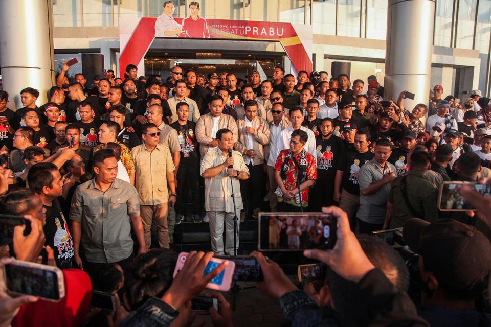 Ketua Umum Partai Gerindra Prabowo Subianto (tengah). 