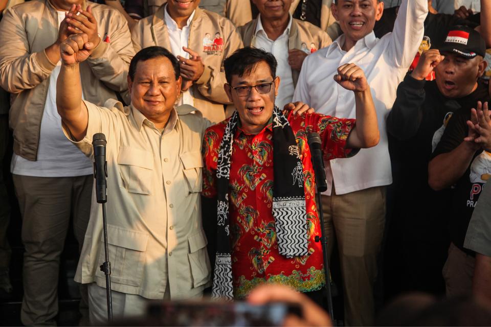 Ketua Umum Partai Gerindra Prabowo Subianto (kiri) bersama politikus PDI Perjuangan Budiman Sudjatmiko (kanan) berpose sambil mengepalkan tangan usai menghadiri deklrasi Gerakan PraBu di Gedung Marina, Semarang, Jawa Tengah, Jumat (18/8/2023). 