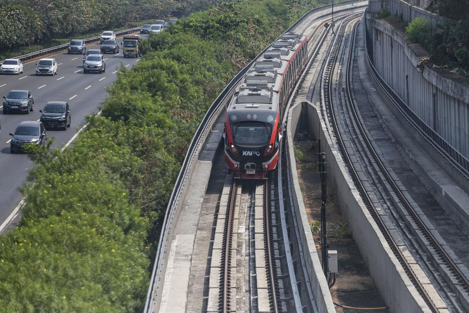 Kereta ringan atau Light Rail Transit (LRT) melintas di Jalur LRT Taman Mini, Jakarta, Sabtu (19/8/2023). 