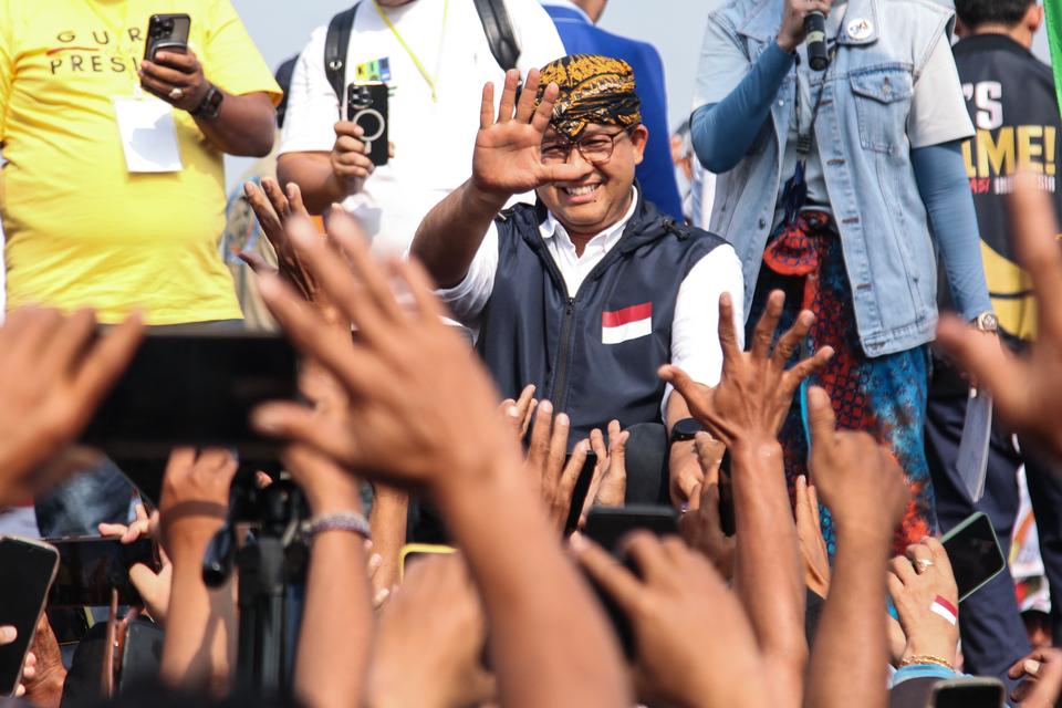 Bakal Calon Presiden Anies Baswedan menyapa relawan saat menghadiri deklarasi relawan Kuning Ijo Biru (KIB) di Lapangan PRPP Semarang, Jawa Tengah, Minggu (20/8/2023).