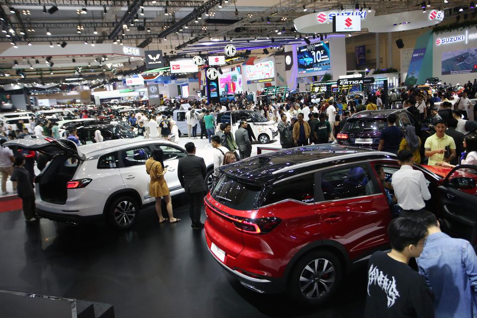 Pengunjung memadati ruang pamer kendaraan pada pameran otomotif Gaikindo Indonesia International Auto Show (GIIAS) 2023 hari terakhir di Indonesia Convention Exhibition (ICE) BSD, Serpong, Kabupaten Tangerang, Banten, Minggu (20/8/2023). Pemerintah melalu