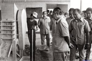 Ilustrasi, Presiden Soeharto meninjau pabrik rumah murah di Perlit Cibinong Bogor, 15 Juli 1974.