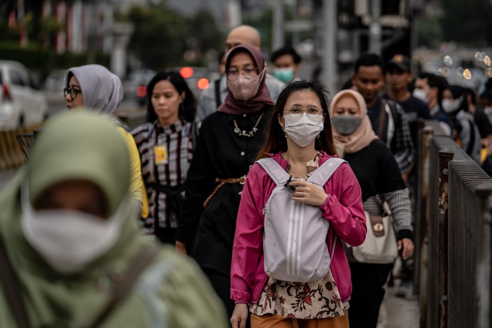 Masyarakat melintas menggunakan masker di Jalan Jenderal Sudirman, Jakarta, Senin (21/8). Sebelumnya Menko Marves Luhut Binsar Panjaitan mengusulkan kewajiban menggunakan masker khusus di DKI Jakarta dan sekitarnya guna mengantisipasi dampak polusi udara.