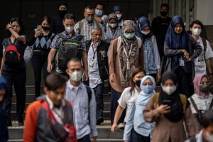 Luhut Anjurkan Masyarakat Gunakan Masker Guna Cegah Polusi Udara di Jakarta