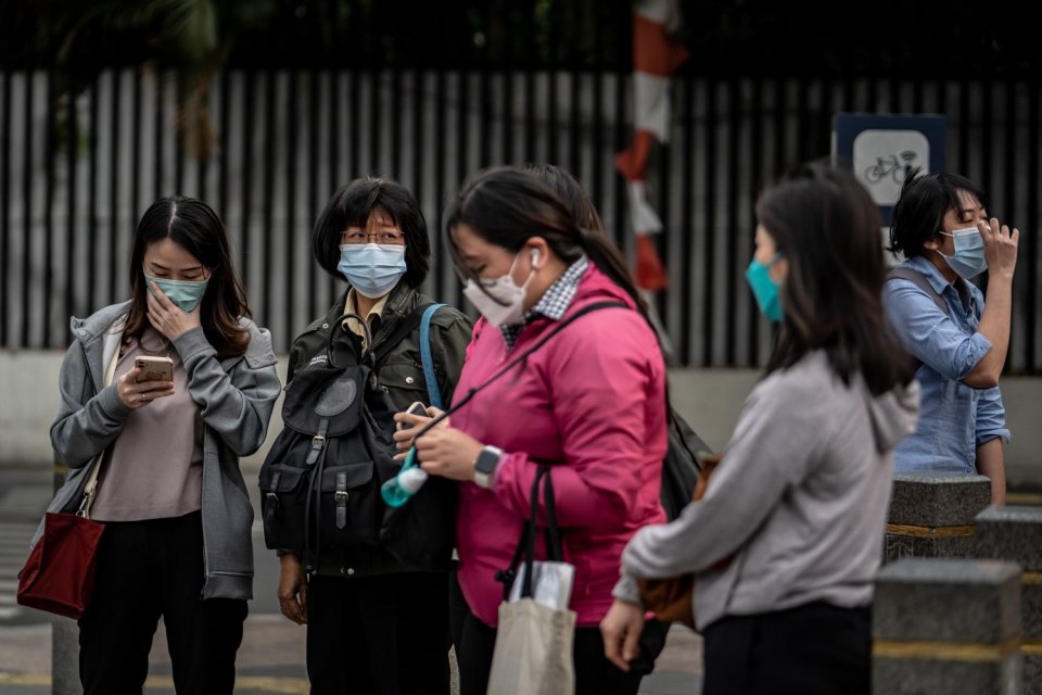 Sebagian masyarakat melintas menggunakan masker untuk mengatasi polusi udara di Jalan Jenderal Sudirman, Jakarta, Senin (21/8). 