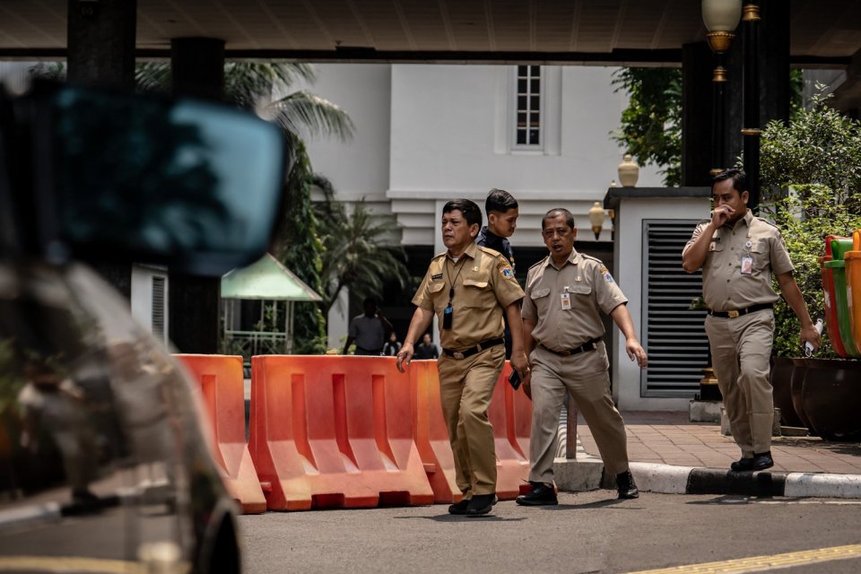 Pegawai Negeri Sipil berjalan di kompleks Balai Kota DKI Jakarta, Senin (21/8). Pemerintah Provinsi DKI Jakarta menerapkan kebijakan work from home (WFH) atau bekerja dari rumah untuk 50 persen ASN. Penerapan kebijakan ini berkaitan dengan penyelenggaraan