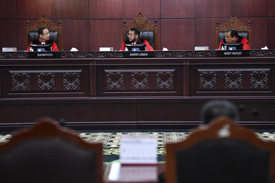 Ketua Majelis Hakim Mahkamah Konstitusi (MK) Anwar Usman (tengah) didampingi Hakim Konstitusi Arief Hidayat (kanan) dan Suhartoyo memimpin jalannya sidang Pengujian Materiil Undang-Undang Nomor 7 Tahun 2017 tentang Pemilihan Umum di di Gedung MK, Jakarta,