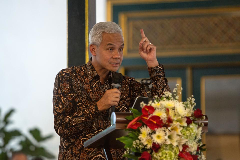 Bakal calon presiden Ganjar Pranowo menyampaikan pidato dalam Temu Kebangsaan Relawan Ganjar di Sleman, DI Yogyakarta, Selasa (22/8/2023). Kegiatan yang dihadiri relawan dari kalangan partai maupun nonpartai tersebut bertujuan mendukung pemenangan Ganjar 