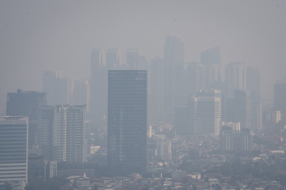 Lanskap suasana gedung diselimuti kabut polusi udara di Jakarta pada Selasa (22/8) masih buruk.