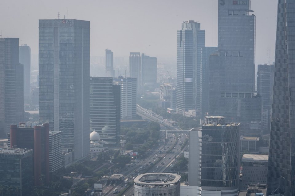 Situs pemantau kualitas udara IQAir menunjukkan indeks kualitas udara (AQI) di Jakarta pada Senin (6/5) pagi ini berada di urutan kedelapan terburuk di dunia dengan angka 132. 