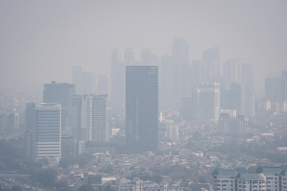 Lanskap suasana gedung diselimuti kabut polusi udara di Jakarta pada Selasa (22/8) masih buruk. Terbukti melalui pengukuran yang diterakan melalui situs pemantau kualitas udara Iqair, indeks AQI US masih pada 172 dan bertanda merah. Sementara polutan utam