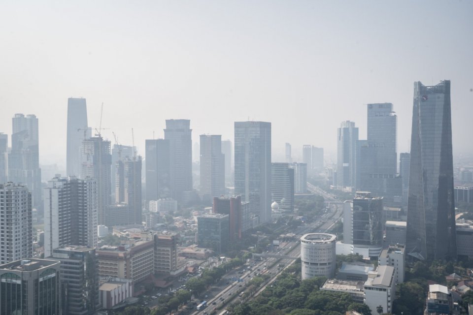 Lanskap suasana gedung diselimuti kabut polusi udara di Jakarta pada Selasa (22/8) masih buruk. Terbukti melalui pengukuran yang diterakan melalui situs pemantau kualitas udara Iqair, indeks AQI US masih pada 172 dan bertanda merah. Sementara polutan utam