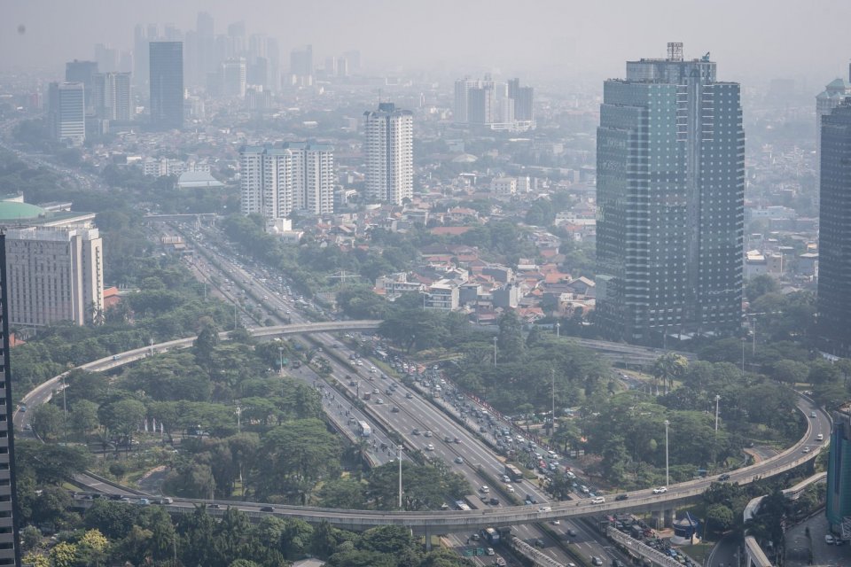 Lanskap suasana gedung diselimuti kabut polusi udara di Jakarta pada Selasa (22/8) masih buruk. Terbukti melalui pengukuran yang diterakan melalui situs pemantau kualitas udara Iqair, indeks AQI US masih pada 172 dan bertanda merah. Sementara polutan utam