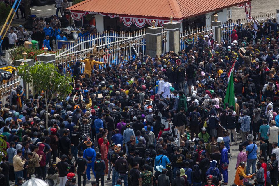 Ribuan warga berunjuk rasa menolak rencana pengembangan Pulau Rempang dan Galang menjadi kawasan ekonomi baru, Batam, Kepulauan Riau, Rabu (23/8/2023). 