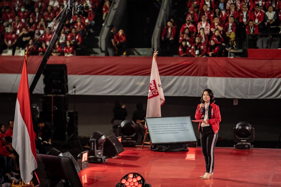 Wakil Ketua Dewan Pembina PSI Grace Natalie menyampaikan orasi politik di Kopdarnas Partai Solidaritas Indonesia di Tennis Indoor Senayan, Jakarta, Selasa (22/8).