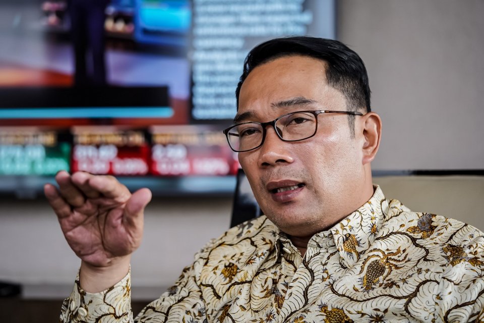 Gubernur Jawa Barat Ridwan Kamil menyampaikan pendapat saat diwawancari oleh CEO Katadata Metta Dharmasaputra di Bandung, Selasa (23/8).