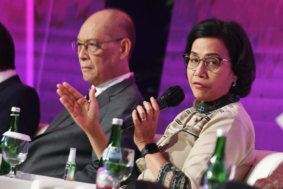 Menteri Keuangan Sri Mulyani Indrawati (kanan) danMenteri Keuangan Filipina Benjamin Diokno (kiri) menjadi pembicara dalam diskusi tingkat menteri keuangan ASEAN di Jakarta, Kamis (24/8/2023). Diskusi dalam rangkaian pertemuan ASEAN tingkat menteri keuang