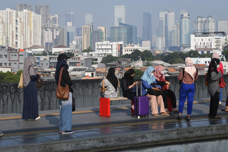 Sejumlah warga mengenakan masker saat berada di Stasiun KA Manggarai, Jakarta, Kamis (24/8/2023). Menko Maritim dan Investasi (Marves) Luhut Binsar Panjaitan mengimbau warga yang beraktivitas di DKI Jakarta dan sekitarnya untuk mengenakan masker saat bera
