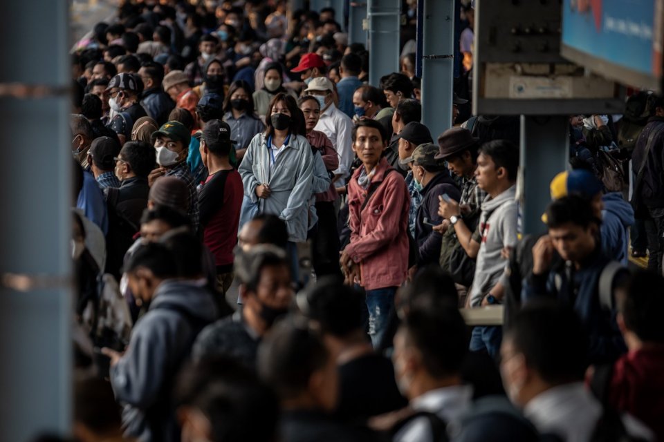 Pekerja menunggu kedatangan KRL Commuter Line di Stasiun Tanah Abang, Jakarta, Kamis (24/8).