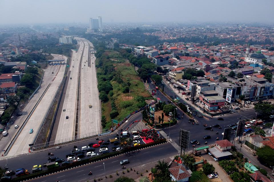 Foto udara kawasan Margonda depok yang tertutup kabut polusi udara di Depok, Jawa Barat, Jumat (25/8/2023). Kota Depok menjadi kota paling berpolusi di Indonesia pada Jumat (25/8) dimana indeks kualitas udara (AQI) di Kota Depok menyentuh 218 AQI US, yang