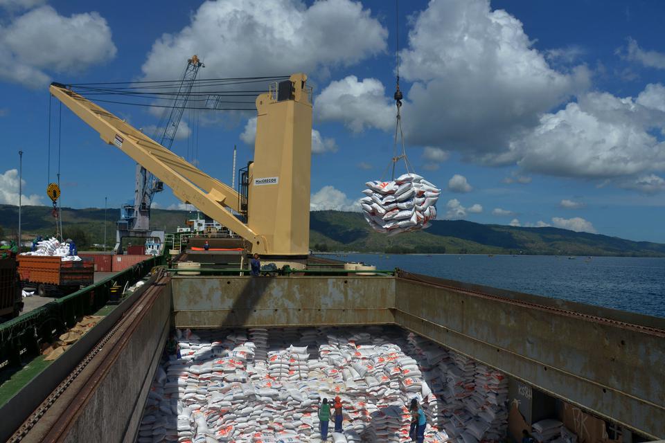 Buruh pelabuhan membongkar beras impor asal Thailand dari kapal kargo berbendera Vietnam di Pelabuhan Malahayati, Krueng Raya, Kabupaten Aceh Besar, Aceh, Jumat (25/8/2023). Badan Pangan Nasional menugaskan Perum Bulog mengimpor sebanyak 2 juta ton beras 