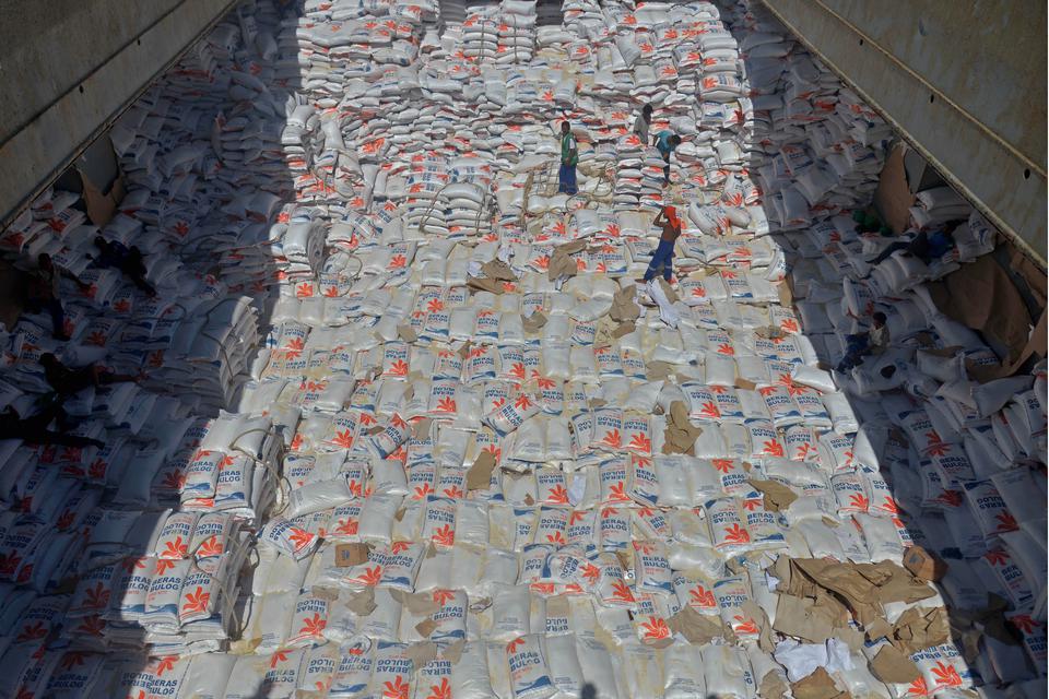 Buruh pelabuhan membongkar beras impor asal Thailand dari kapal kargo berbendera Vietnam di Pelabuhan Malahayati, Krueng Raya, Kabupaten Aceh Besar, Aceh, Jumat (25/8/2023). 