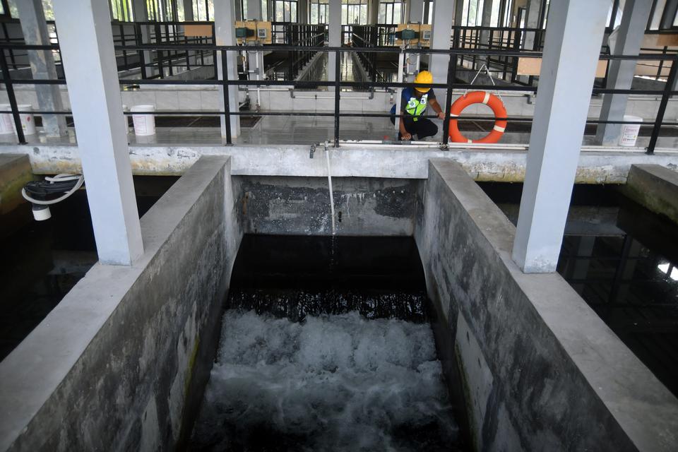 Pemerintah pusat akan mengambil alih proyek sambungan rumah air minum dari pengelolaan pemerintah daerah yang terhambat oleh pendanaan.