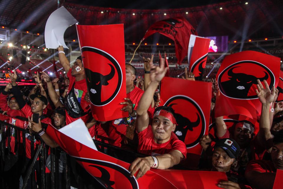 Ribuan simpatisan Partai PDI Perjuangan menghadiri konsolidasi pemenangan partai PDIP dan Ganjar di Stadion Jati Diri, Semarang, Jawa Tengah, Jumat (25/8/2023). Konsolidasi bertema Nyalakan Api Semangat Satu Barisan Satu Komando yang dihadiri sejumlah par
