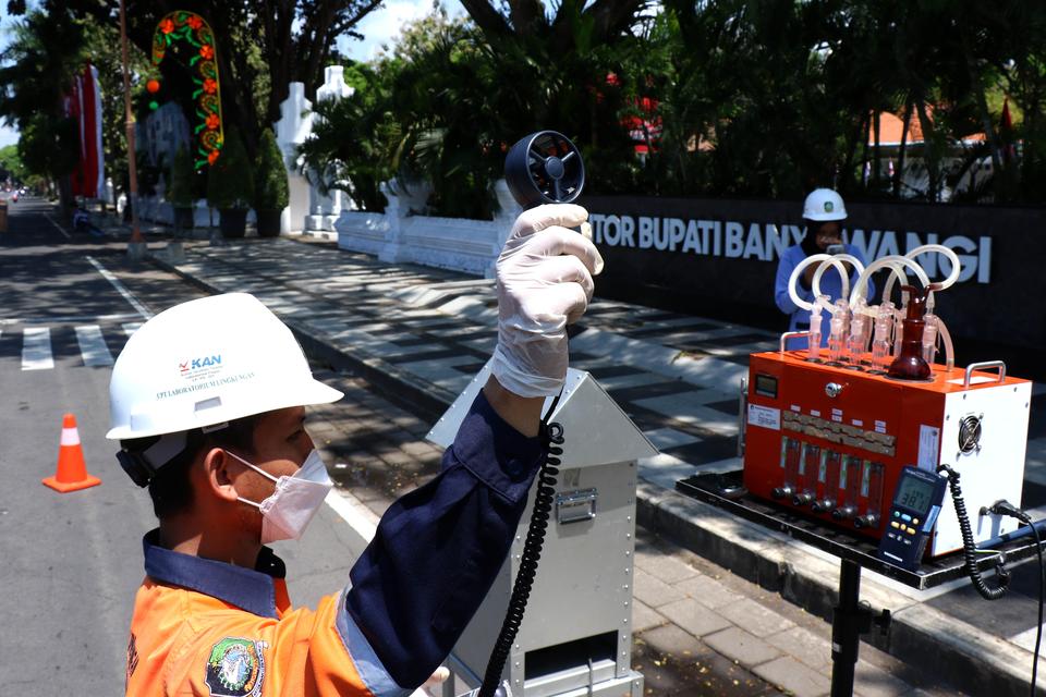 Petugas Dinas Lingkungan Hidup Banyuwangi mengoperasikan alat untuk mengambil sampel gas dan udara di Banyuwangi, Jawa Timur, Senin (27/8/2023). 