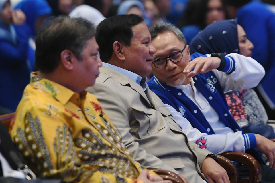 Ketua Umum Partai Amanat Nasional (PAN) Zulkifli Hasan (kanan) berbincang dengan Ketua Umum Partai Gerindra Prabowo Subianto (tengah) dan Ketua Umum Partai Golkar Airlangga Hartarto (kiri) saat menghadiri perayaan HUT ke-25 PAN di Jakarta, Senin (28/8/202