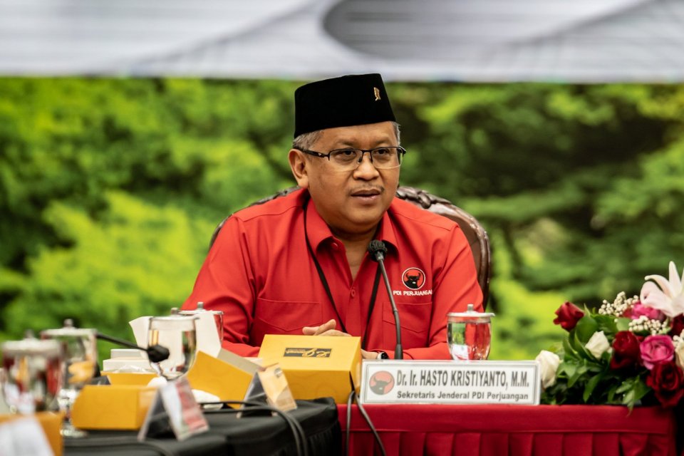 Sekjen PDIP Hasto Kristiyanto memberi keterangan pers saat menyambangi markas PDIP di kantor Dewan Pimpinan Pusat (DPP) PDIP, Menteng, Jakarta Pusat, Senin (28/8).